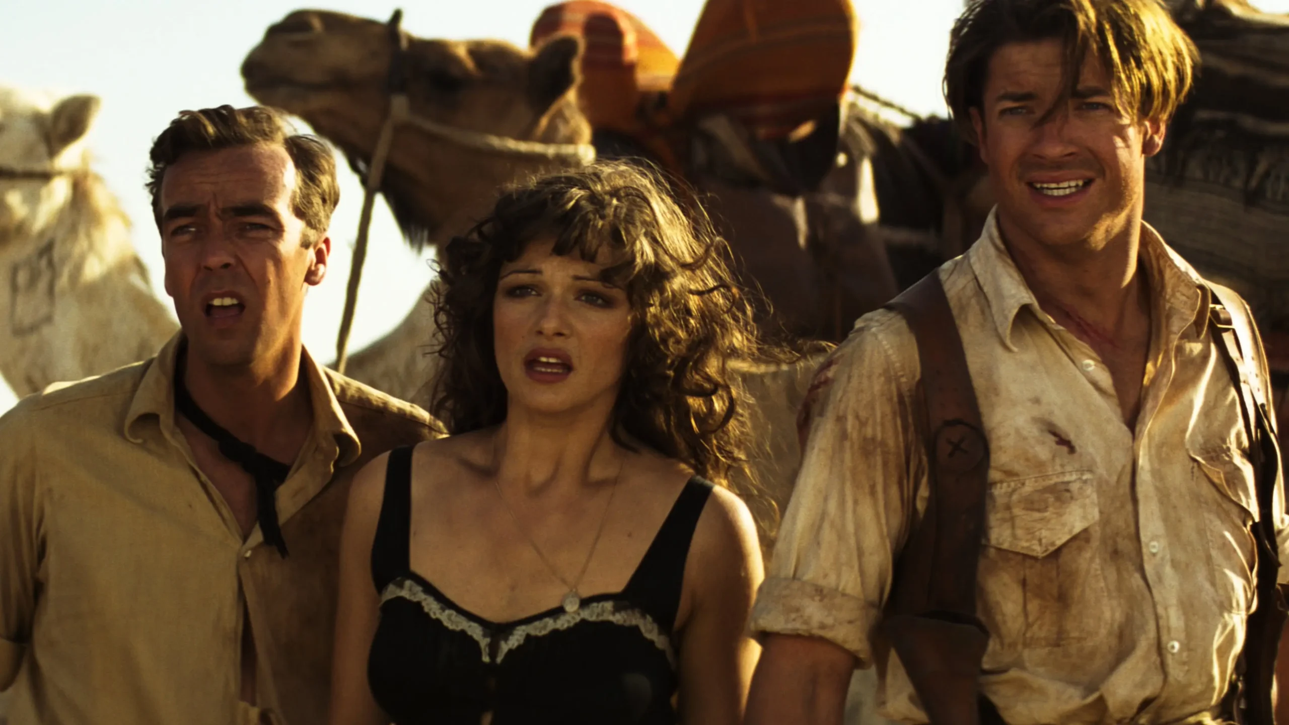 Rick O’Connell, Evelyn e seu irmão Jonathan em uma cena de exploração no filme The Mummy (1999)
