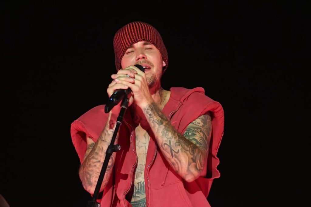 Justin Bieber se apresentando no Coachella 2026 durante show que impulsionou streams globais