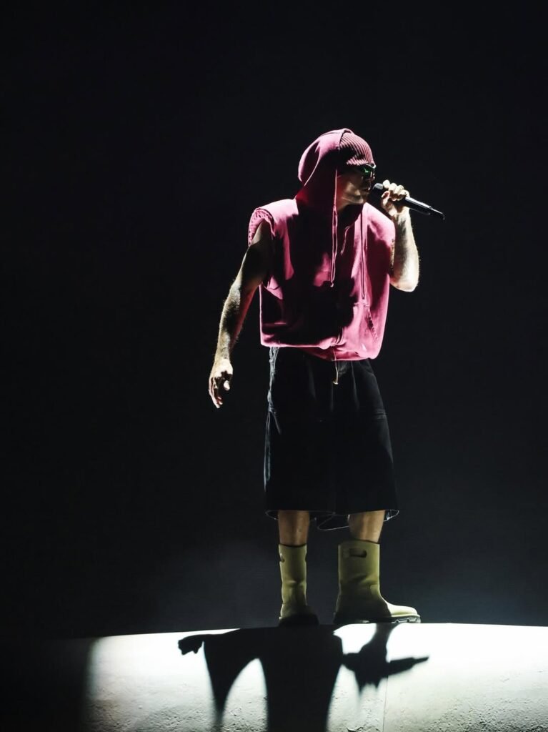 Justin Bieber Coachella 2026: streams disparam após apresentação no festival 2 Justin Bieber se apresentando no palco do Coachella 2026 durante performance ao vivo