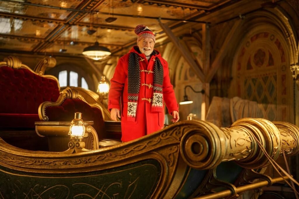 Arnold Schwarzenegger caracterizado como Papai Noel em The Man With the Bag, novo filme natalino do Prime Video.