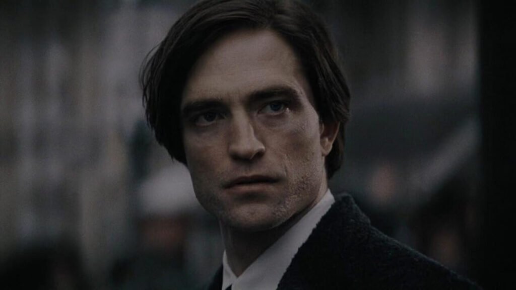 Robert Pattinson como Bruce Wayne em cena de The Batman (2022)