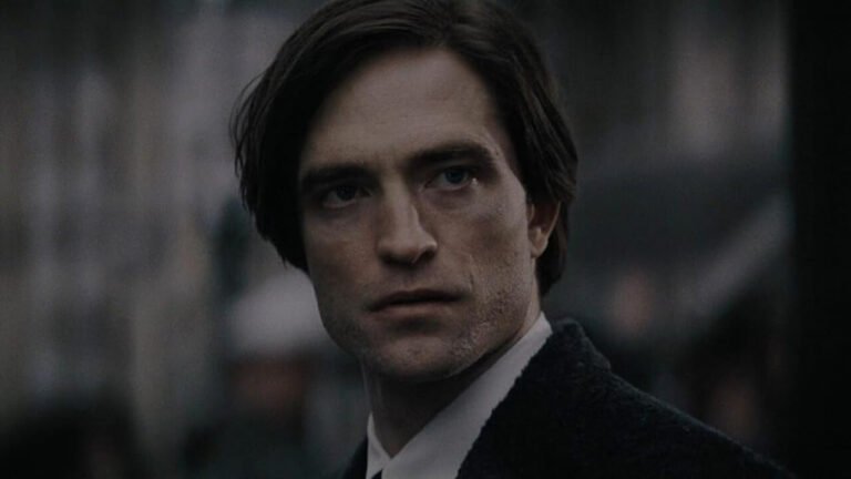 Robert Pattinson como Bruce Wayne em cena de The Batman (2022)