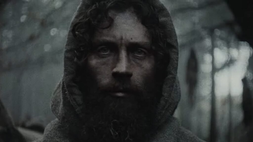 Aaron Taylor-Johnson usa capuz em cena sombria do trailer de Werwulf