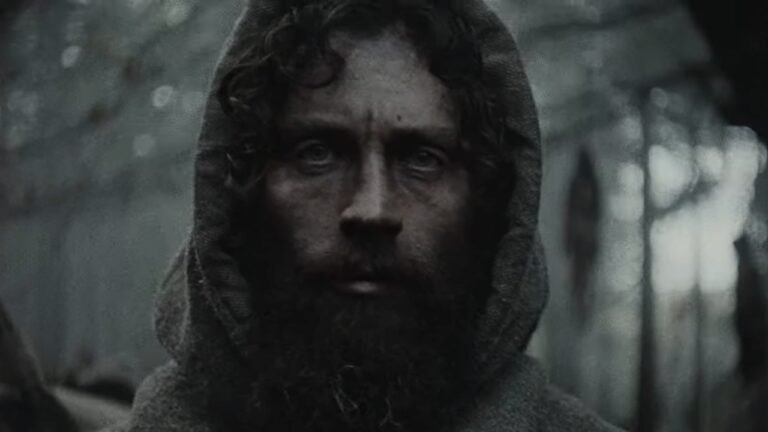 Werwulf: trailer do novo terror de Robert Eggers traz Aaron Taylor-Johnson 2 Aaron Taylor-Johnson usa capuz em cena sombria do trailer de Werwulf