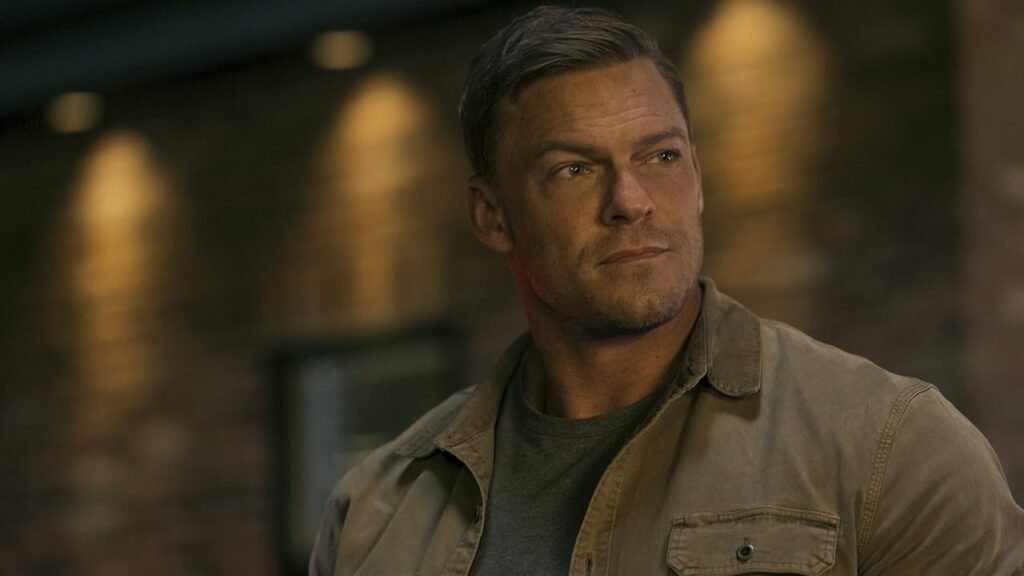 Protagonista de Reacher em cena da terceira temporada da série