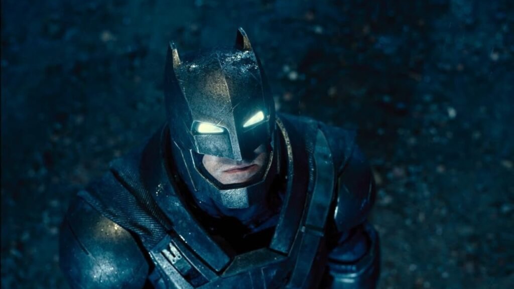 Batman com armadura em meio à chuva em cena de Batman vs Superman: A Origem da Justiça