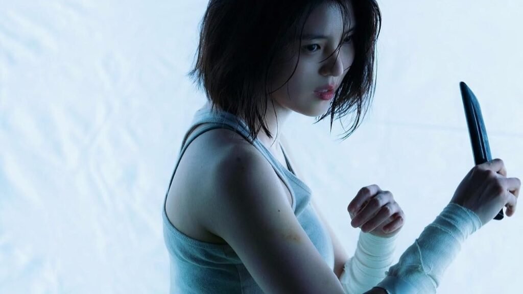 Yoon Ji-woo, interpretada por Han So-hee, segura uma faca em cena de My Name.