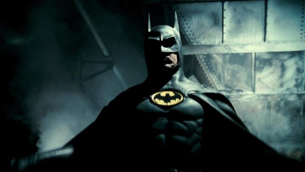 Batman de Keaton diante de uma estrutura metálica iluminada em cena de Batman