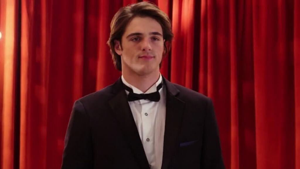 Jacob Elordi como Noah Flynn em A Barraca do Beijo