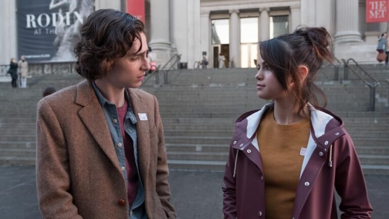 Timothée Chalamet e Selena Gomez em cena de Um Dia de Chuva em Nova York