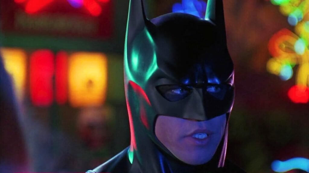 Batman em ambiente escuro em cena de Batman Eternamente