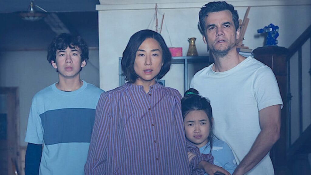 Wagner Moura e Greta Lee em cena de A Última Casa, novo thriller de ficção científica da netflix