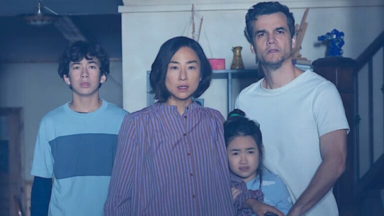 Wagner Moura e Greta Lee em cena de A Última Casa, novo thriller de ficção científica da netflix