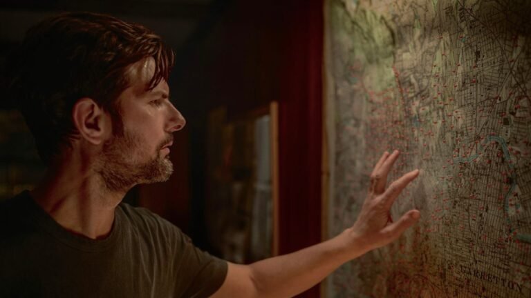 O Homem que Sussurra ganha trailer oficial com Robert De Niro; assista 3 Adam Scott observa um grande mapa durante cena de O Homem que Sussurra.