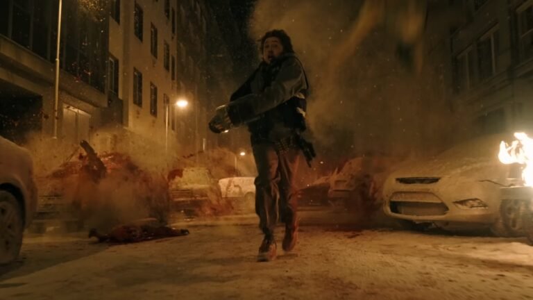 Bryan (Austin Abrams) corre por uma rua coberta de neve em cena de Resident Evil, novo filme de Zach Cregger