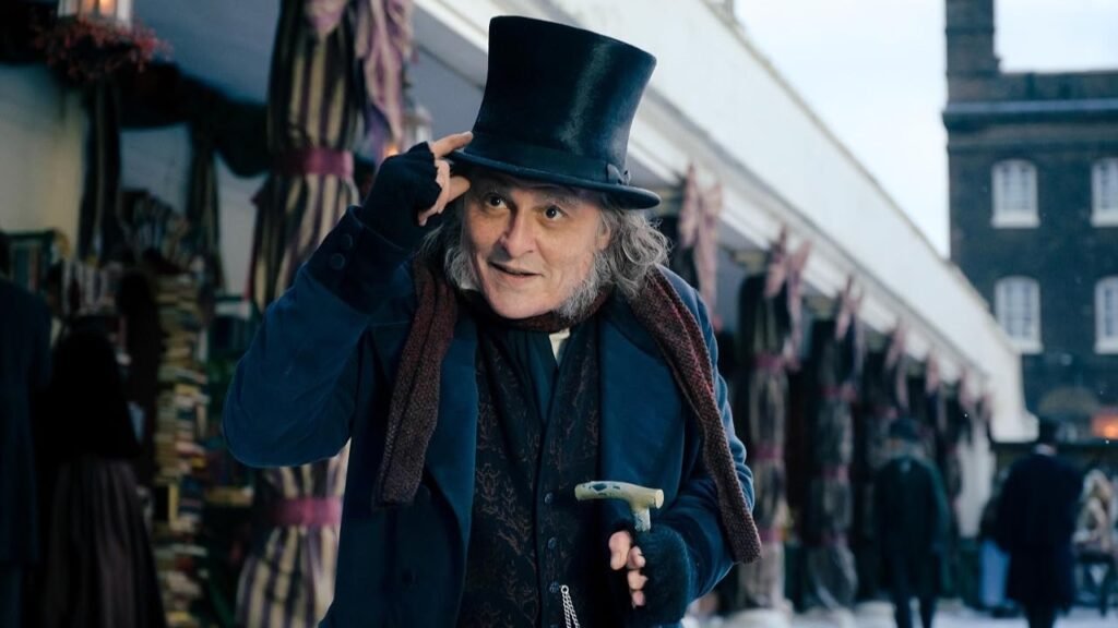 Johnny Depp como Ebenezer Scrooge em cena de Ebenezer e os Fantasmas do Natal