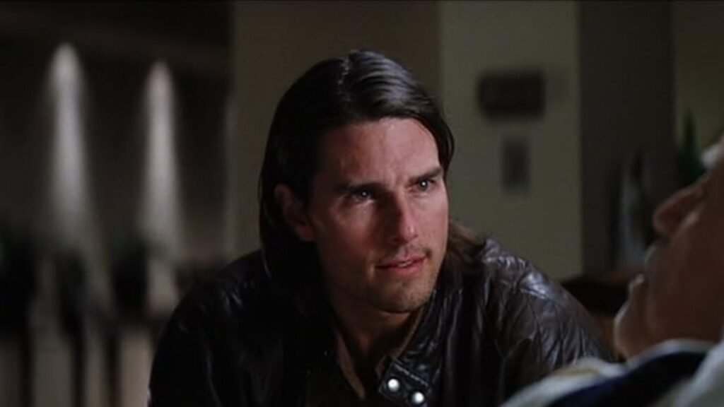 Tom Cruise como Frank T.J. Mackey em cena de Magnólia