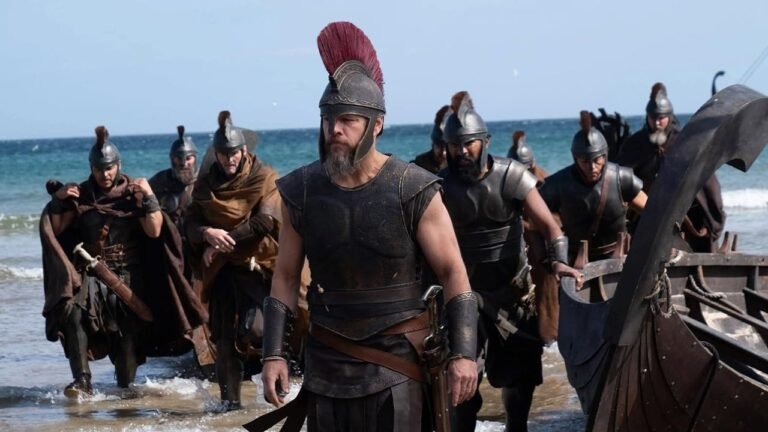 Matt Damon como Odisseu ao lado de guerreiros em cena de A Odisseia, filme de Christopher Nolan