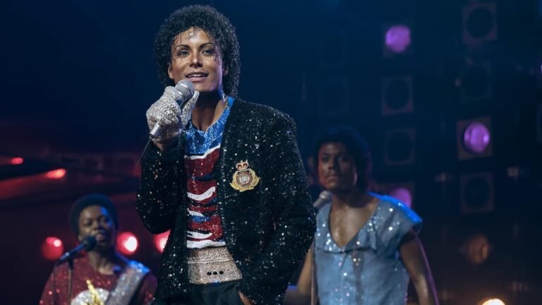 Jaafar Jackson durante apresentação em cena do filme Michael