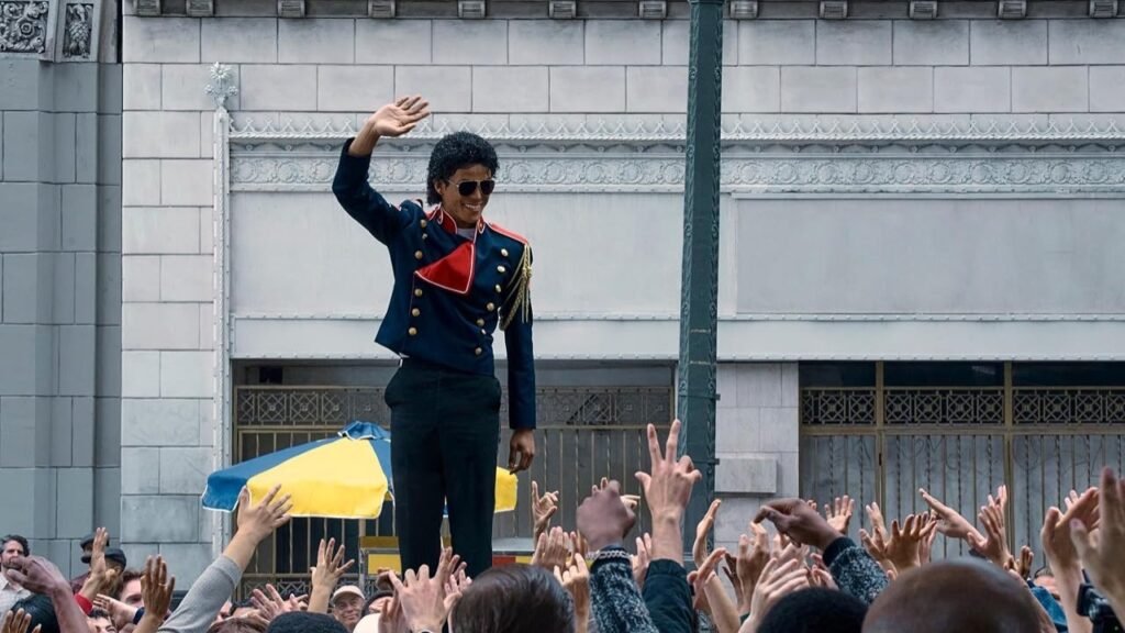 Jaafar Jackson interpreta Michael Jackson em cena do filme Michael, que ultrapassou US$ 1 bilhão em bilheteria mundial.