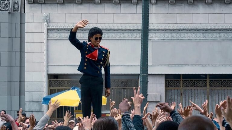 Jaafar Jackson interpreta Michael Jackson em cena do filme Michael, que ultrapassou US$ 1 bilhão em bilheteria mundial.