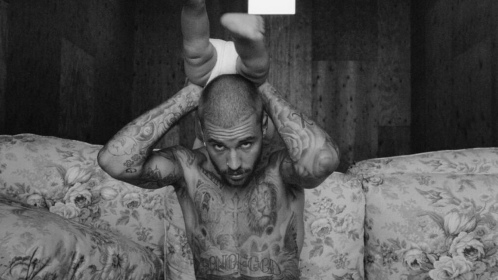 Justin Bieber posando em preto e branco com tatuagens à mostra