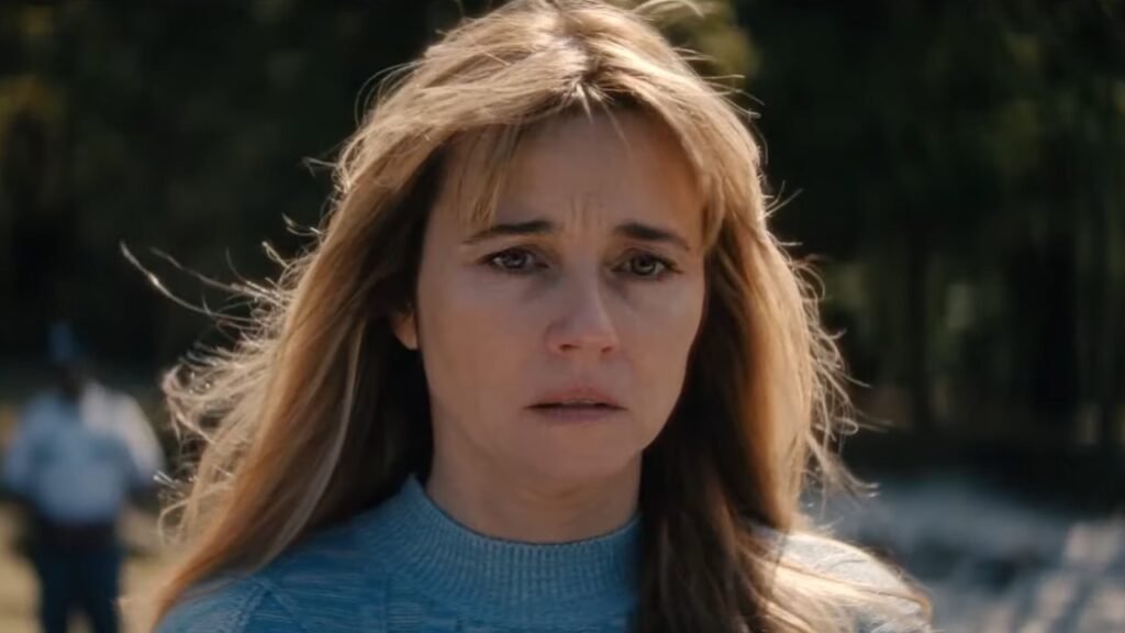 Linda Cardellini como Pamela Voorhees em cena de Crystal Lake