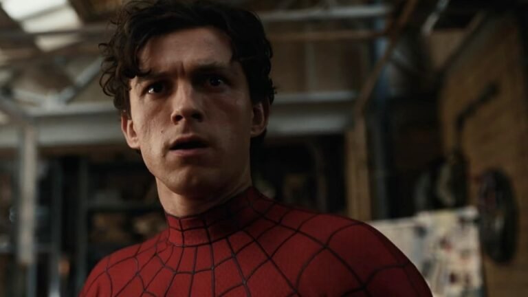 Tom Holland como Peter Parker em Homem-Aranha: Um Novo Dia