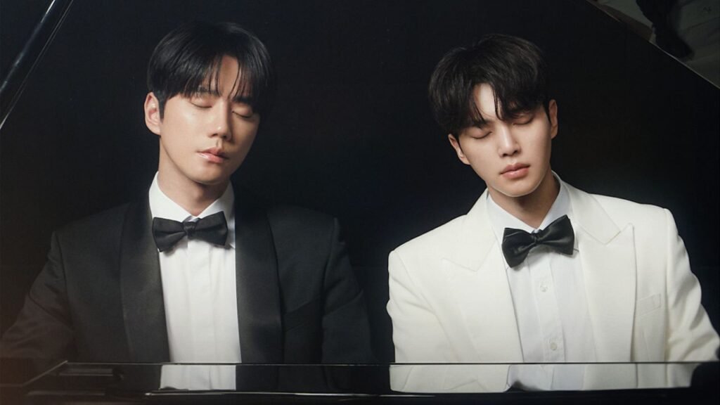 Song Kang e Lee Jun-young tocando piano em Quatro Mãos, Duas Sonatas
