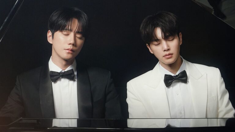 Song Kang e Lee Jun-young tocando piano em Quatro Mãos, Duas Sonatas