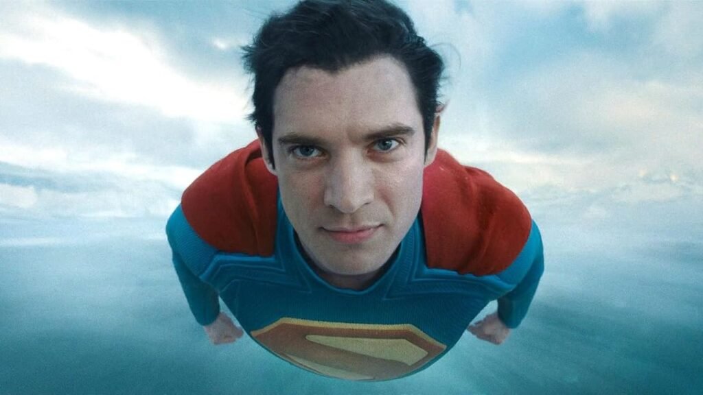 David Corenswet como Superman voando