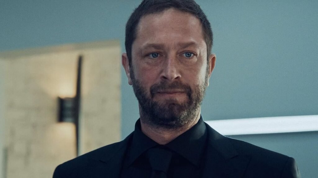 Ebon Moss-Bachrach negocia papel em Fogo Contra Fogo 2, de Michael Mann 1 Ebon Moss-Bachrach como Richie em O Urso