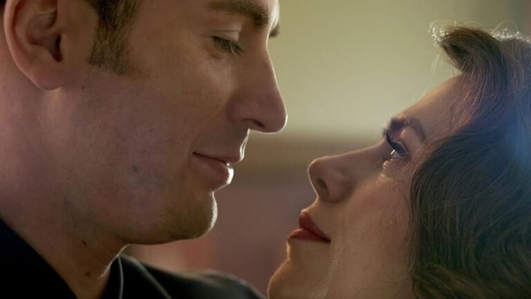 Anthony Russo revela como Steve Rogers se conecta a Vingadores: Doutor Destino 2 Steve Rogers e Peggy Carter se olham em Vingadores: Ultimato