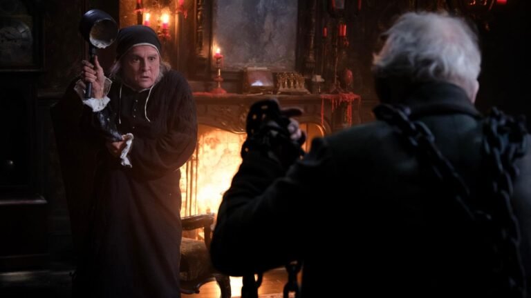 Ebenezer e os Fantasmas do Natal ganha novo trailer com Johnny Depp 2 Johnny Depp como Ebenezer Scrooge em Ebenezer e os Fantasmas do Natal