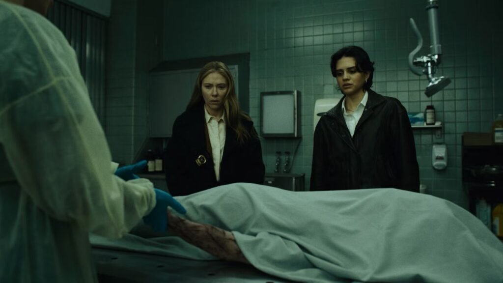 Scarlett Johansson e Sasha Calle em cena do filme O Exorcista: Mártires