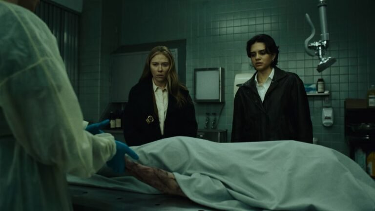 Scarlett Johansson e Sasha Calle em cena do filme O Exorcista: Mártires